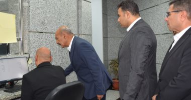 محافظ السويس يتابع شكاوي وطلبات المواطنين بالمركز التكنولوجي بالمحافظة