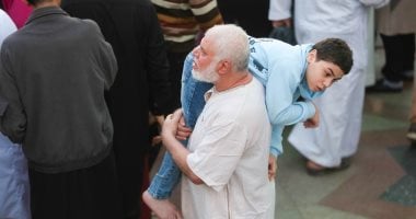  جد يحمل حفيده من ذوي الهمم بصلاة العيد