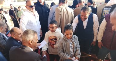 اللواء إسماعيل كمال محافظ جنوب سيناء يوزع عيدية على الأطفال