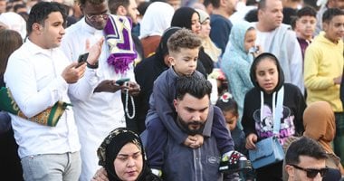 آلاف المصلين يؤدون صلاة العيد فى ساحة مسجد عمرو بن العاص