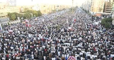 آلاف المصلين يؤدون صلاة عيد الفطر بمساكن شيراتون