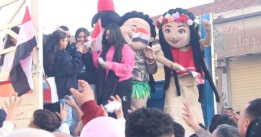 مقطورة محملة بالهدايا تجوب شوارع المحلة لإدخال البهجة على الأطفال.. صور