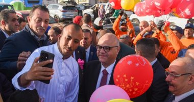 محافظ الإسكندرية يجرى جولة على طريق الكورنيش لمشاركة المواطنين فرحة العيد