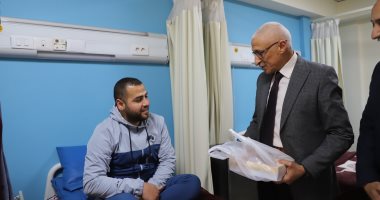 محافظ شمال سيناء يشارك المرضى والجرحى الفلسطينيين فرحة العيد بمستشفى العريش