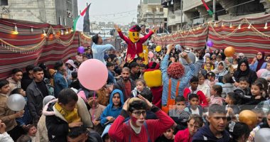 رغم المعاناة.. بهجة العيد تعود لأطفال غزة داخل مخيمات النزوح