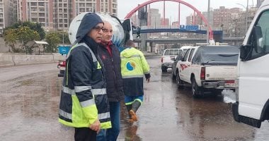 موجة أمطار غزيرة مفاجئة تضرب الإسكندرية.. والمحافظ يتابع بمركز السيطرة