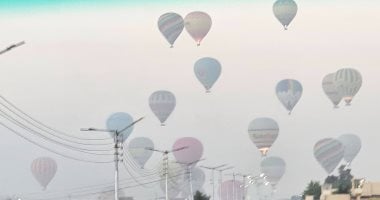البالون الطائر بسماء الأقصر متعة تصحب سياح العالم لارتفاع 2000 قدم.. صور