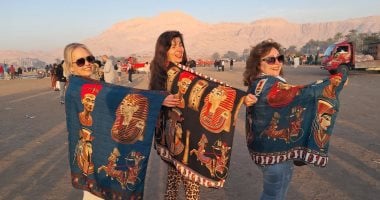 معابد الأقصر فى العيد شكل تانى .. استمتاع الأجانب بزيارة أرض الحضارات