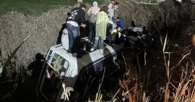 انقلاب أتوبيس بترعة عقب الاصطدام بعربة كارو فى أوسيم.. صور