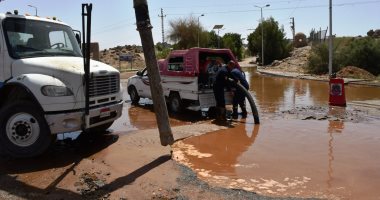 سيناريو زمنى لإصلاح كسر خط الطرد بالكرور فى أسوان.. صور