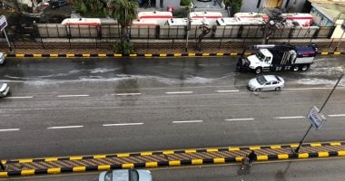 تمركز سيارات شفط مياه بعد سقوط الأمطار أعلى الطرق