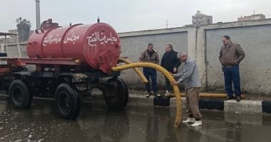 الدفع بسيارات الشفط والكسح لرفع مياه الأمطار بمدن الشرقية