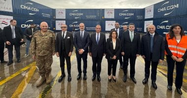 وزير الخارجية يسلم المساعدات الإغاثية