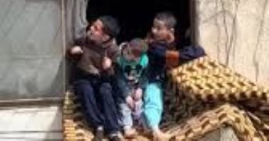كارثة في البلكونة.. أطفال يلعبون على مرتبة خارج شباك منزل (فيديو)