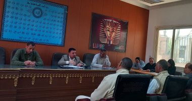 رئيس مدينة القرنة يناقش دعم المواطنين ويعاين الفرص الاستثمارية لقطع الأراضى المستردة