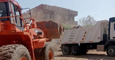 محافظ سوهاج يوجه بحملة نظافة ورفع القمامة والمخلفات بقرية ادفا بعد شكاوى المواطنين