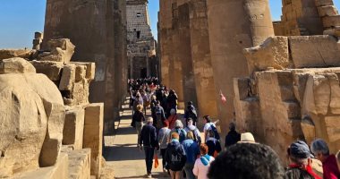 السياحة في الأقصر بخير وآمان.. أجواء وزيارات من حول العالم فى طريق الكباش ومعبد الأقصر.. الأفواج يلتقطون الصور التذكارية بالمعالم المختلفة.. وبريطاني يفاجئ صديقته بخاتم الزواج أمام معبد الملكة حتشبسوت.. صور
