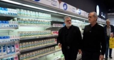 الرئيس الإيرانى فى جولة لمحلات بطهران 