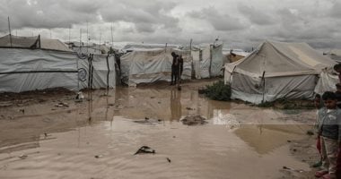 برد وأمطار تغرق غزة.. نازحون يكافحون لمواصلة حياتهم داخل الخيام 