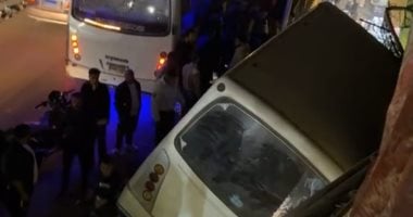 صور جديدة لحادث تعلق أتوبيس بالطريق الدائرى في منطقة أحمد عرابى