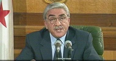 جنازة رئيس الجزائر الأسبق اليامين زروال تبدأ بنظرة الوداع داخل قصر الشعب