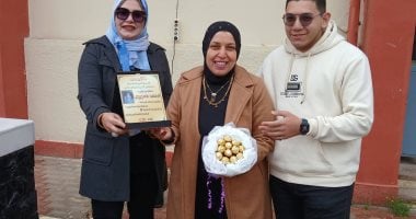 لحنانها على الأطفال.. مدرسة ببورسعيد تكرم معلمة وتمنحها درع الأم المثالية