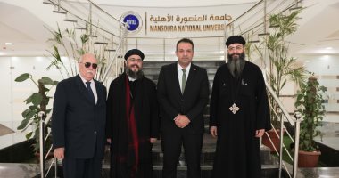 كاهن كنيسة مارمينا يقدم التهنئة لرئيس جامعة المنصورة الأهلية