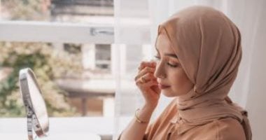 مكياج يومى أنيق فى 4 خطوات فقط للعمل.. لإطلالة ناعمة ومشرقة