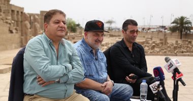 خالد الصاوى يفتح ملفات مسيرته الفنية فى ندوة تكريمه بالأقصر للسينما الإفريقية.. ويؤكد: خضت رحلة كبيرة.. وأصبحت أكثر وعياً.. وأسعى دائما إلى تطوير نفسى.. وتعرّضت لصدمة مع تقدمى فى العمر