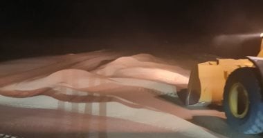 محافظ أسيوط: إعادة فتح طريق ديروط – الفرافرة بعد رفع تراكمات الرمال