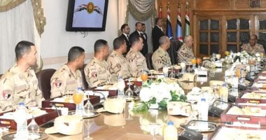 الفريق أشرف سالم زاهر يلتقى عددا من مقاتلى الجيشين الثانى والثالث الميدانيين