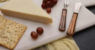 رخام ولا خشب ولا بلاستيك؟ اعرفى إزاى تختارى لوح التقطيع الأنسب لمطبخك 