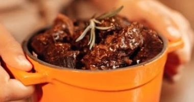 طريقة عمل طاجن اللحم بالبصل والطماطم.. وصفة تقليدية بمذاق مميز 