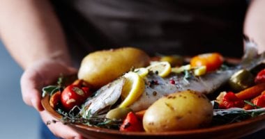 طريقة عمل طاجن السمك بالبطاطس.. وصفة بحرية بطعم لا يقاوم 