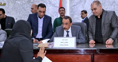 محافظ سوهاج يستمع إلى مطالب وشكاوى المواطنين في اللقاء الجماهيرى