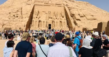 معبد أبوسمبل يستقبل آلاف السائحين صباح اليوم