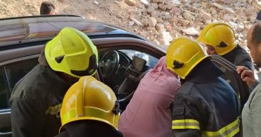 الحماية المدنية تساعد فى إنزال سيدة من عقار ونقلها للمستشفى بالمعادى