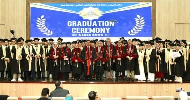 رئيس جامعة بنها يشهد حفل تخريج الدفعة 38 بكلية الطب البشري