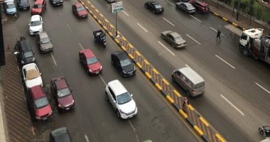 المرور: أمطار خفيفة على الطرق..وحركة السيارات تسير بانتظام.. صور