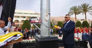 محافظ جنوب سيناء يرفع علم مصر على مدينة طابا.. صور