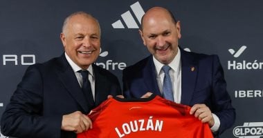 أبوريدة يهدي درع خاص لرئيس الاتحاد الإسبانى ويحصل على قميص"لاروخا"