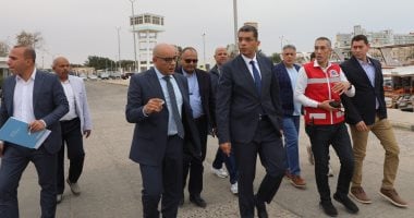 محافظ البحر الأحمر يتفقد موقع لنش الإسعاف البحرى بالغردقة