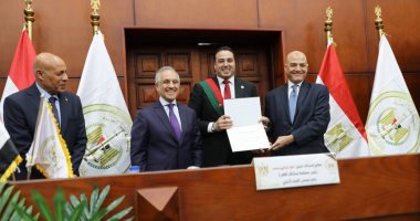 وزير العدل يكرم رئيس نيابة النزهة فى لقائه مع القضاة