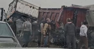 تصادم سيارتى نقل ثقيل بسبب الأمطار على طريق الإسكندرية الصحراوى
