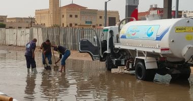 الوحدة المحلية برأس سدر تدفع بمعدات لشفط مياه الأمطار من مدخل المدينة 