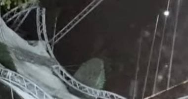 الاستعانة بلودر لرفع سقف قاعة أفراح سقط على الطريق فى إمبابة بسبب الرياح