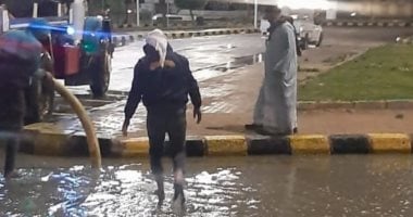 تقلبات الطقس تضرب القاهرة والجيزة.. سقوط سقف قاعة أفراح بكورنيش إمبابة لشدة الرياح.. وانقلاب حفار أعلى دائري الهرم يتسبب فى كثافات مرورية.. ورصد تراكمات للمياه بمطالع ومنازل الكباري لإزالتها.. صور