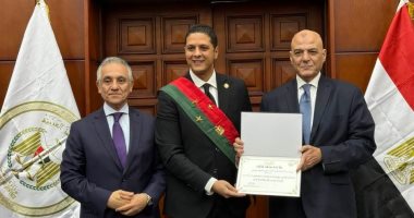 وزير العدل يكرم المستشار كريم حنفي رئيس نيابة المرج 