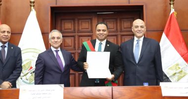 وزير العدل يكرم المستشار أحمد خالد رئيس نيابة التجمع الخامس