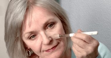 مكياجك بيكبرك؟ 5 أخطاء ابعدى عنها مع تقدم العمر لإطلالة أكثر حيوية 